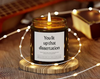 Sie haben diese kleine Dissertationskerze, das moderne Kerzengeschenk für Doktoranden, das lustige Doktoranden-Abschlussgeschenk, das PHD-Abschlussgeschenk, das PHD, angezündet