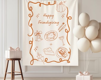 Könnte beinhalten: Cremefarbenes Friendsgiving-Banner mit braunen Illustrationen von Kürbis, Essen und dem Text "Happy Friendsgiving". Das Banner hängt vor einer weißen Wand, mit einem kleinen Holzschemel und einer Geschenkbox links und weißen Luftballons rechts.