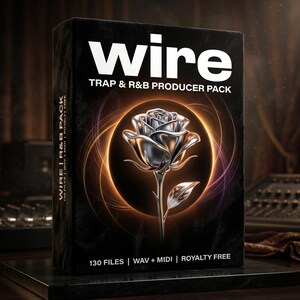 Puede incluir: Una caja rectangular negra para un paquete de producción musical titulado wire TRAP & R&B PRODUCER PACK. El frente presenta una rosa plateada metálica centrada en un efecto de luz circular naranja brillante. Texto: 130 FILES | WAV + MIDI | ROYALTY FREE.