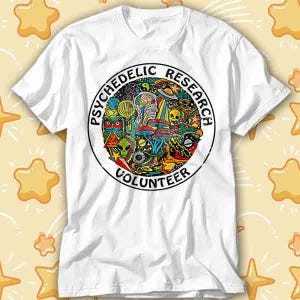 Può includere: T-shirt bianco con grafica circolare con la scritta "Psychedelic Research Volunteer". La grafica include illustrazioni colorate di funghi, alieni e altri elementi stravaganti. La maglietta ha maniche corte e girocollo.