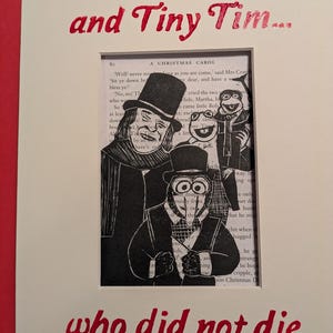Puede incluir: Una impresión artística enmarcada con un borde rojo y texto que dice "and Tiny Tim..." y "who did not die". La impresión presenta una ilustración en blanco y negro de personajes de "A Christmas Carol".