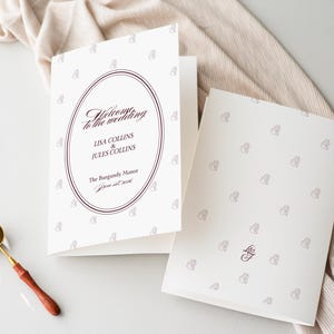 Peut inclure: Faire-part de mariage blanc avec un cadre ovale bordeaux et le texte « Welcome to the wedding » et les noms Lisa Collins & Jules Collins. Motif d'esperluettes bordeaux. Sceau de cire et cuillère dorés.