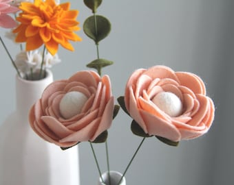 Stelo di ranuncolo in feltro di lana fatto a mano – Fiore per la decorazione della casa