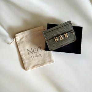Personalisierter Kartenhalter, Kartenhalter aus echtem Leder, individuell mit Metallinitialen Brieftasche, Minimalistische Geldbörse, Geschenk für sie, Weihnachten