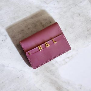 Gepersonaliseerde lederen paspoorthouder, aangepast cadeau voor reiziger, paspoortportemonnee, cadeaus bruidsmeisje, huwelijksreiscadeau, bruid, cadeaus voor haar