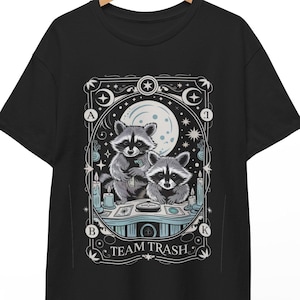 Trash Possum Team Trash | Carte de tarot gothique raton laveur et opossum | T-shirt drôle d'animal de sorcellerie