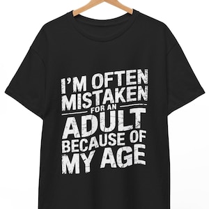 Ich werde oft für einen Erwachsenen wegen meines Alters gehalten - sarkastisches lustiges Spruch-T-Shirt, Humor-Zitat-T-Shirt für Männer und Frauen