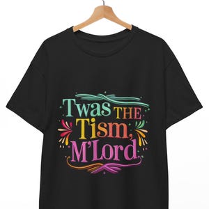 Könnte beinhalten: Schwarzes T-Shirt mit einer bunten Grafik, auf der "Twas the Tism, M'Lord." steht.