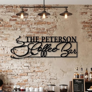 Op de afbeelding: Interieur van een koffiebar met een bakstenen muur. De winkel heeft een koffiemachine, gebak en een bord met de tekst "The Peterson Coffee Bar". Rode koffiekopjes zijn op de toonbank gestapeld en er zijn krukken om te zitten.