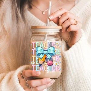 Vaso de vidrio con diseño de lazo para profesores, ideal como regalo para profesores, 16 oz, regalo único para educadores, vaso con detalle de lazo elegante.