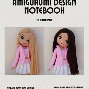 Può includere: Mockup di prodotto digitale di un taccuino di design Amigurumi. La copertina presenta due bambole all'uncinetto con i capelli lunghi, che indossano giacche rosa e gonne bianche. Il testo include "Crea i tuoi design unici" e "Progetti Amigurumi facili".