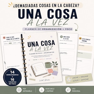 Puede incluir: Un planificador de organización con encuadernación en espiral titulado Una Cosa a la Vez, con una ilustración de portada de un cuaderno, una taza y una planta. Incluye 14 herramientas y 16 tarjetas de foco para gestionar tareas y proyectos grandes.