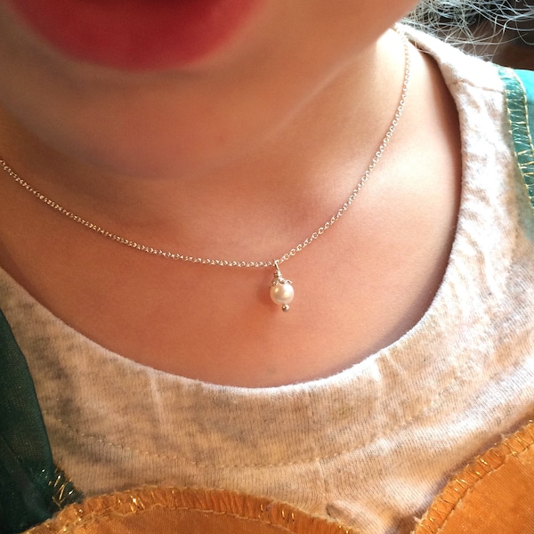 Little girl pearl necklace - Tiny pearl necklace - Flower girl gift - First pearl necklace - June Birthstone - Dainty pearl drop pendant