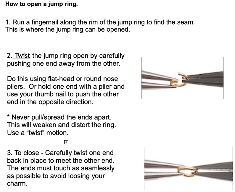Puede incluir: C&oacute;mo abrir un anillo de salto. Las instrucciones muestran c&oacute;mo abrir y cerrar un anillo de salto usando alicates. El texto dice: "Pase una u&ntilde;a a lo largo del borde del anillo de salto para encontrar la costura. Aqu&iacute; es donde se puede abrir el anillo de salto. Gire el anillo de salto para abrirlo empujando cuidadosamente un extremo lejos del otro. Haga esto usando alicates de cabeza plana o de punta redonda. O sujete un extremo con un alicate y use su u&ntilde;a para empujar el otro extremo en la direcci&oacute;n opuesta. *Nunca tire/extienda los extremos. Esto debilitar&aacute; y distorsionar&aacute; el anillo. Use un movimiento de "giro". Para cerrar - Gire cuidadosamente un extremo para volver a colocarlo y encontrar el otro extremo. Los extremos deben tocarse lo m&aacute;s perfectamente posible para evitar perder su encanto."