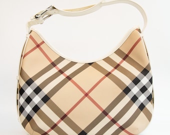 Bolso de hombro tipo hobo de Burberry en lona de PVC con estampado Nova Check y detalles de piel blanca brillante.
