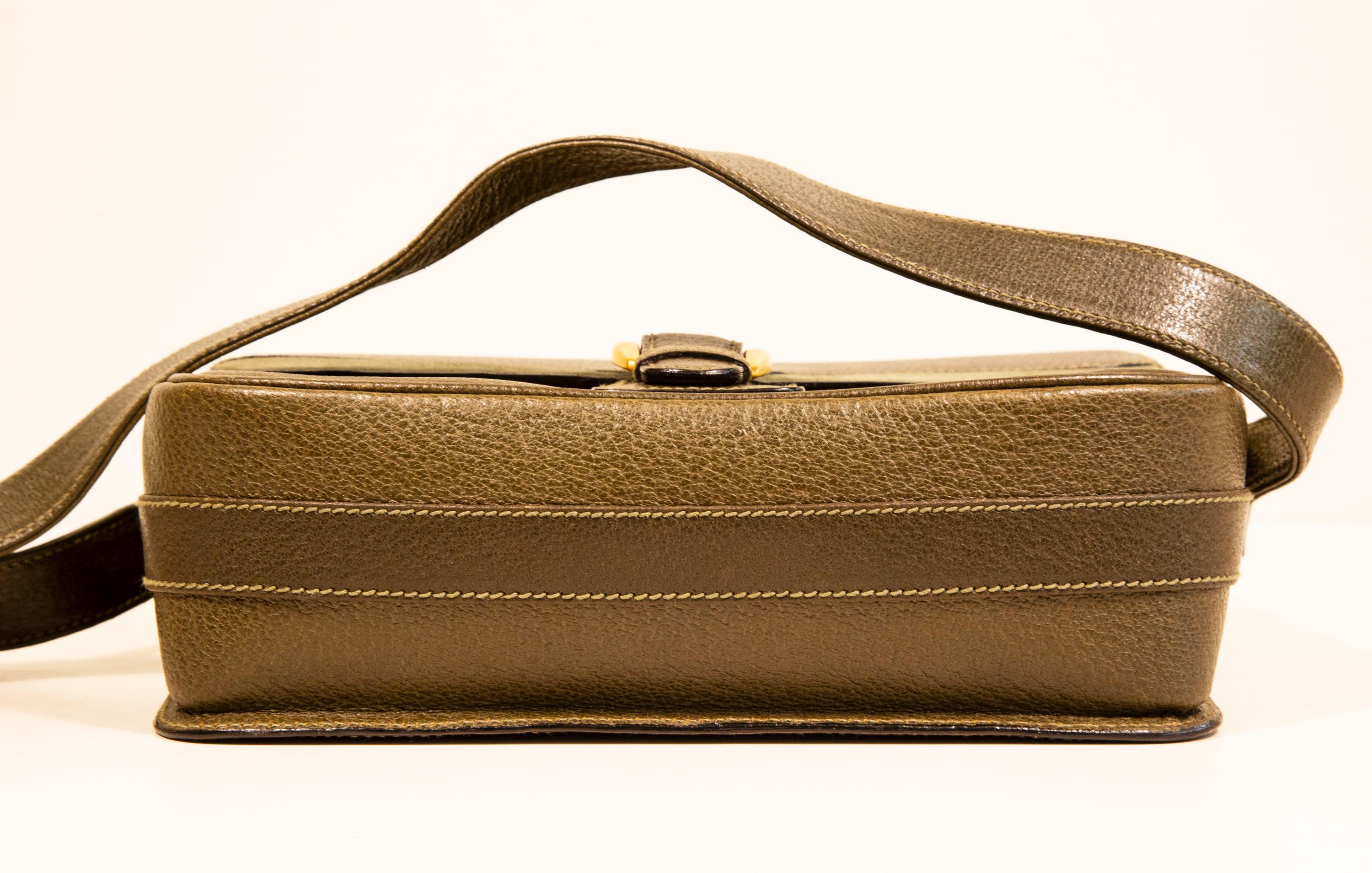 Gucci Crossbody Bag in Olive Green Leather in Very Good