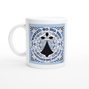 Peut inclure: Mug en céramique blanche avec un motif breton bleu et blanc. Le motif comprend une silhouette noire, des motifs décoratifs et le texte "Breizh so ma bro, La Bretagne est mon pays."