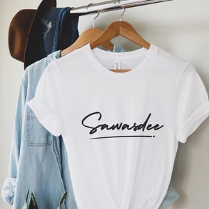 Sawasdee Grafik-T-Stück, Thailand-Hemd, Reise nach Bangkok-Hemd, Geschenk für Thailand-Liebhaber, thailändisches Andenken, Designer-Geschenk, Utah-Reise-T-Stück