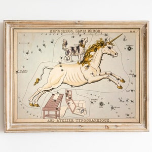 Stampa di costellazioni vintage - Canis Major - Unicorno e stelle del cane - Pastello azzurro rosa bianco - Stampa artistica del circo stravagante del cielo zodiacale