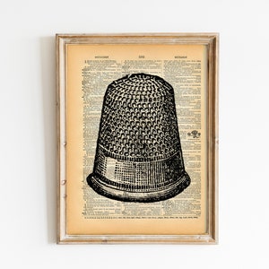 Puede incluir: Una ilustración en blanco y negro de un dedal en una página de diccionario vintage. La página tiene texto sobre las palabras "Stoggert" y "Sociable".