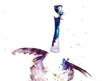 Könnte beinhalten: Aquarellmalerei einer Gans mit einem lila, blauen und weißen Körper. Die Gans steht auf ihren Beinen mit ausgebreiteten Flügeln. Der Hintergrund ist weiß mit ein paar gelben und braunen Farbspritzern.