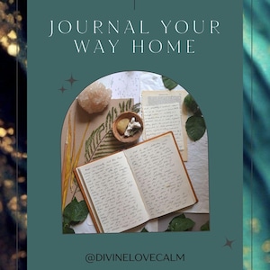 Könnte beinhalten: Ein blaugrüner Hintergrund mit dem Text "JOURNAL YOUR WAY HOME" in Weiß. Über dem Text befindet sich ein weißer Halbmond mit Lichtstrahlen. Unter dem Text befindet sich ein weißer Bogen mit einem Kristall, einer kleinen Schale mit einem weißen Stein und einem Tagebuch mit handschriftlichem Text. Der Text "@DIVINELOVECALM" befindet sich unter dem Bogen.