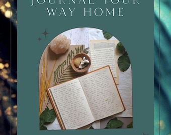 Puede incluir: Un fondo verde azulado con el texto "JOURNAL YOUR WAY HOME" en blanco. Una luna creciente blanca con rayos de luz está por encima del texto. Debajo del texto hay un arco blanco con un cristal, un cuenco pequeño con una piedra blanca y un diario con texto escrito a mano. El texto "@DIVINELOVECALM" está debajo del arco.