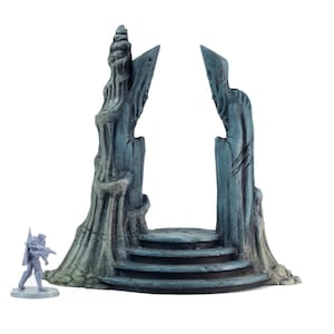 Könnte beinhalten: Eine detaillierte Miniatur-Fantasieszene mit einem verwitterten Steinbogen mit Stufen, in Grau- und Blautönen. Eine kleine Figur eines Soldaten mit einer Waffe steht in der Nähe. Ideal für Tabletop-Spiele oder zur Präsentation.