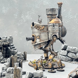 Puede incluir: Una miniatura de caminante mecánico de estilo steampunk con un cañón central, una chimenea alta y placas de metal plateado y dorado. El caminante está acompañado por cuatro pequeñas figuras de infantería blindada con escudos sobre una base rocosa.