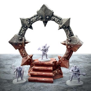 Puede incluir: Una escena de fantasía en miniatura con un arco de piedra y figuras de guerreros. El arco es gris y marrón, con púas. Tres pequeñas figuras de guerreros están de pie sobre una plataforma y en el suelo. Las figuras son de color gris claro.