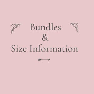 K&ouml;nnte beinhalten: Hellrosa Hintergrund mit dem Text "Bundles & Size Information" in dunkelgrauer Schrift. Dekorative Verzierungen befinden sich in den oberen Ecken und ein kleiner Pfeil zeigt unter dem Text nach rechts.