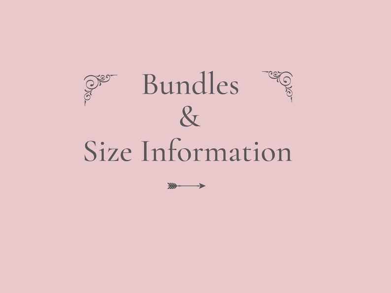 K&ouml;nnte beinhalten: Hellrosa Hintergrund mit dem Text "Bundles & Size Information" in dunkelgrauer Schrift. Dekorative Verzierungen befinden sich in den oberen Ecken und ein kleiner Pfeil zeigt unter dem Text nach rechts.