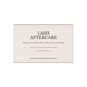 Peut inclure: Une carte rectangulaire avec un fond beige clair et une fine bordure marron clair. Le texte "LASH AFTERCARE" est en haut, suivi d'instructions et d'un message de remerciement. La carte est pour les clients d'extensions de cils.