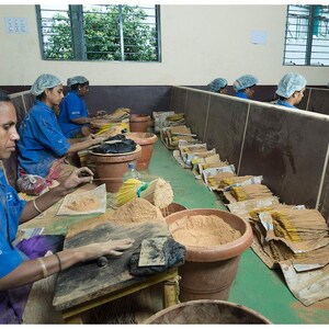 K&ouml;nnte beinhalten: Arbeiter in einer Fabrikumgebung stellen R&auml;ucherst&auml;bchen her. Sie verwenden eine Vielzahl von Werkzeugen und Materialien, um die St&auml;bchen herzustellen, die dann verpackt und verkauft werden. Die St&auml;bchen bestehen aus nat&uuml;rlichen Zutaten und sollen eine beruhigende und entspannende Wirkung haben.