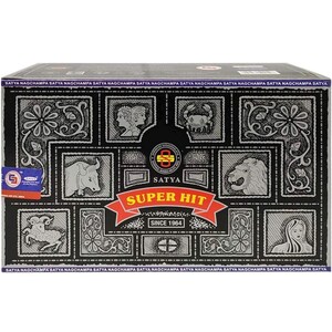 K&ouml;nnte beinhalten: Eine schwarze Schachtel mit Satya Super Hit R&auml;ucherst&auml;bchen mit silbernem und schwarzem Design. Die Schachtel zeigt ein silbernes Logo mit dem Text "Satya" und die Worte "Super Hit" in Rot und Wei&szlig;. Die Schachtel enth&auml;lt auch den Text "Since 1964".