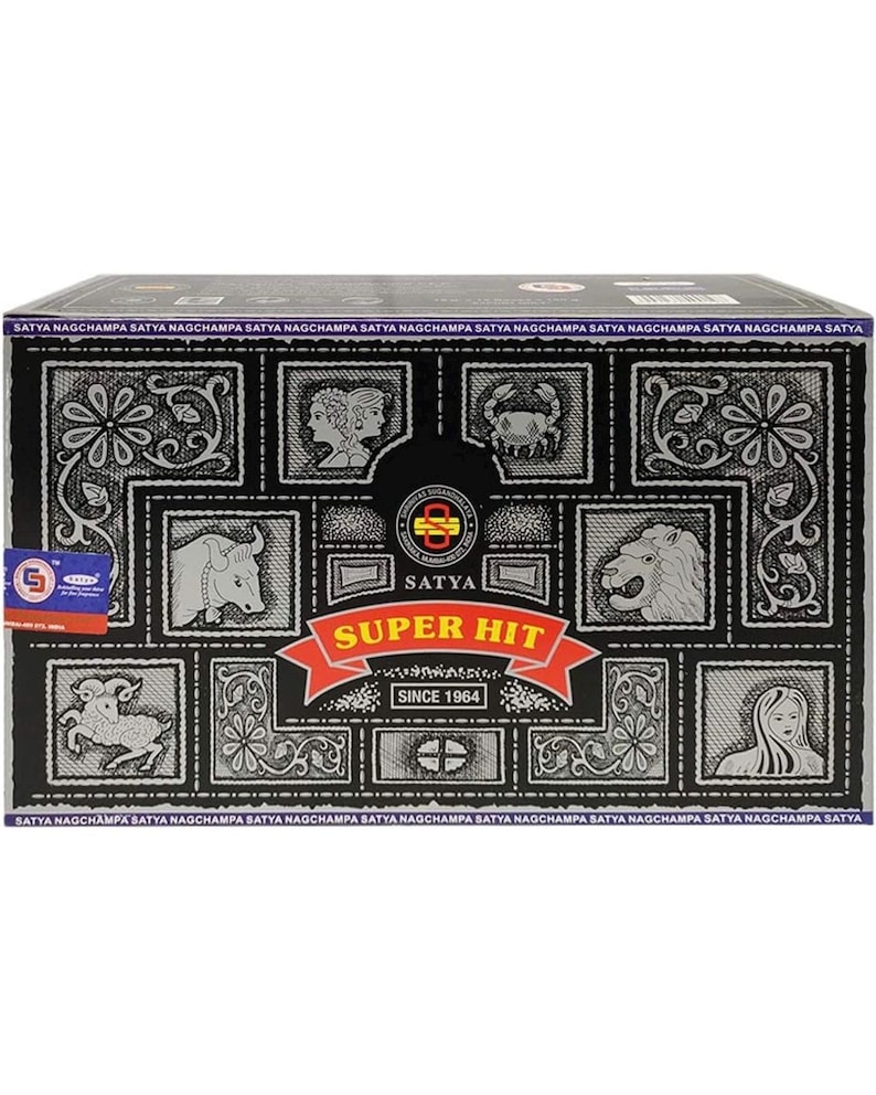 K&ouml;nnte beinhalten: Eine schwarze Schachtel mit Satya Super Hit R&auml;ucherst&auml;bchen mit silbernem und schwarzem Design. Die Schachtel zeigt ein silbernes Logo mit dem Text "Satya" und die Worte "Super Hit" in Rot und Wei&szlig;. Die Schachtel enth&auml;lt auch den Text "Since 1964".