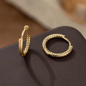 Brincos de argola vintage de ouro | Argolas redondas minimalistas para mulheres | Joias elegantes para o dia a dia | Presente clássico para ela, namorada ou esposa