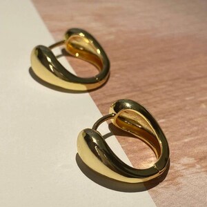 Orecchini a cerchio Huggie in oro / Orecchini a cerchio piccoli e minimalisti in oro per donna / Gioielli classici per tutti i giorni / Elegante regalo per damigella d'onore per lei