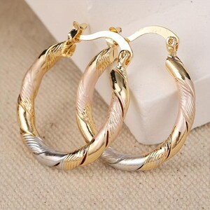Gold Twisted Rope Huggie Hoop Earrings, Swirl Twist Hoops, Curb Chain Design, Minimalist Gold Earrings, Stylish Everyday Jewelry