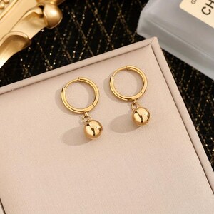 Orecchini a cerchio con ciondolo a sfera placcati in oro / Orecchini a cerchio in acciaio inossidabile dorato per donna / Gioielli minimalisti per le feste / Accessorio per il Mardi Gras