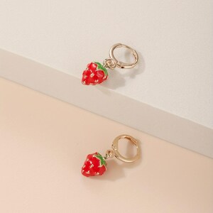 Charmantes boucles d'oreilles dessin animé fraise | Adorables clous d'oreilles en zircone cubique avec placage argenté | Bijoux de fruits amusants pour fille | Cadeau accessoire de tous les jours
