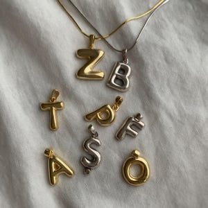 Colgante con letra de burbuja, chapado en oro, con letra de globo y pequeña cadena de serpiente, collar con letra inicial de globo, regalo para mamá.