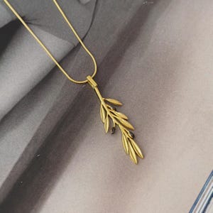 Delicata collana con ramo d&#39;ulivo in oro / Gioiello minimalista con simbolo di pace / Ciondolo a forma di foglia / Regalo ispirato alla natura per lei