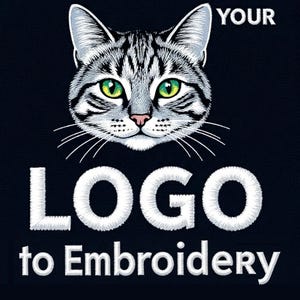 Może przedstawiać: Czarne tło z białym haftowanym tekstem: "DIGITIZE YOUR LOGO to EMBROIDERY". Szczegółowa twarz kota z zielonymi oczami jest wyśrodkowana nad tekstem. Poniżej formaty plików PES DST JEF.