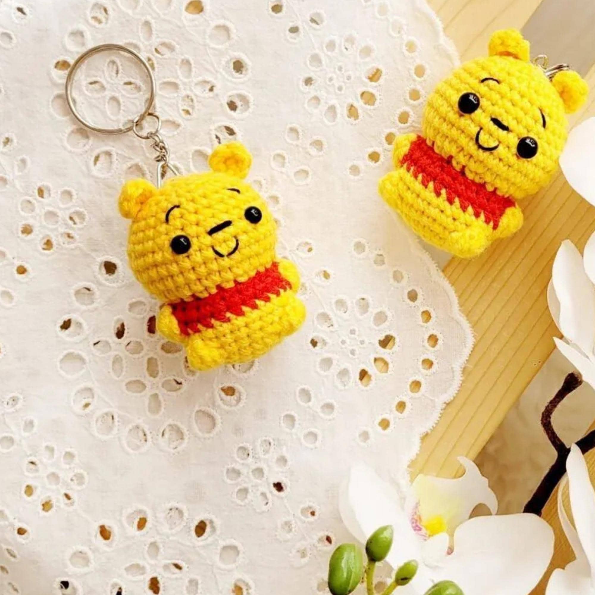 かぎ針編みのくまのプーさんキーホルダー：手作りコットン編みぐるみ