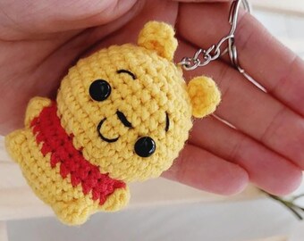 かぎ針編みのくまのプーさんキーホルダー：手作りコットン編みぐるみ