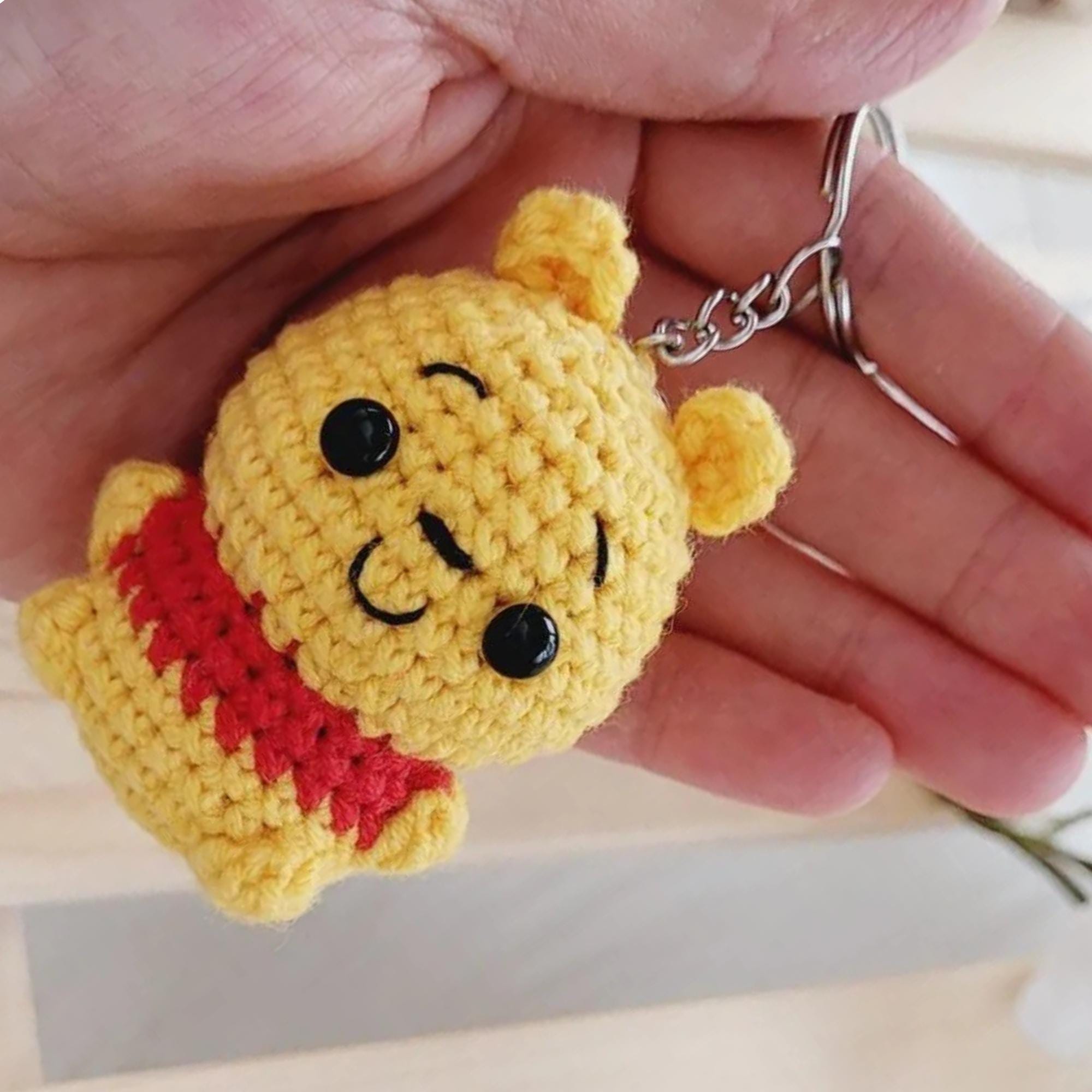 かぎ針編みのくまのプーさんキーホルダー：手作りコットン編みぐるみ
