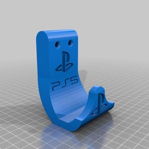 Puede incluir: Un soporte azul para consola PS5. El soporte tiene el logotipo de PlayStation y el texto "PS5" grabado en la superficie. El soporte está diseñado para sostener una consola PS5 y está hecho de un material sólido.