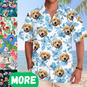 Könnte beinhalten: Ein kurzärmeliges Hemd mit durchgehender Knopfleiste, das mit einem sich wiederholenden Muster aus Golden Retriever-Gesichtern und hellblauen Hibiskusblüten auf weißem Grund bedruckt ist. Das Hemd hat einen klassischen Kragen.