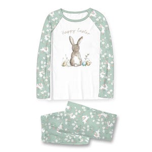 Pode incluir: Conjunto de pijama de P&aacute;scoa branco e verde menta. A parte superior de manga comprida apresenta uma ilustra&ccedil;&atilde;o de um coelho com o texto "Happy Easter". As mangas e as cal&ccedil;as do pijama s&atilde;o estampadas com coelhos e flores.
